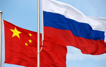 Flagi Rosji i Chin (źródło: Wikipedia Commons)