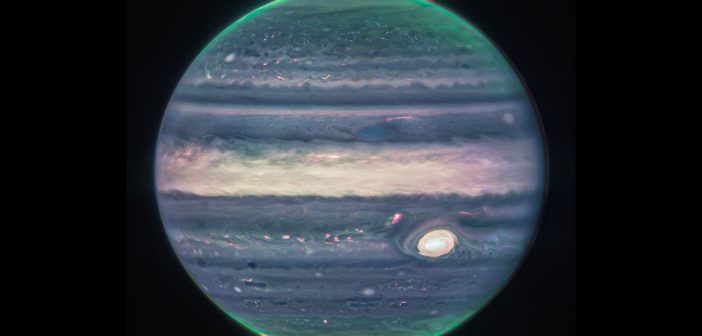 Jowisz na trzech filtrach kamery NIRCam ( F360M, F212N, F150W2) / Credits - NASA, ESA, CSA, Jupiter ERS, Judy Schmidt