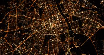 Wycinek nocnego zdjęcia Warszawy wykonanego z pokładu ISS przez Samathę Cristoforetti / Credits - ESA, Samatha Cristoforetti