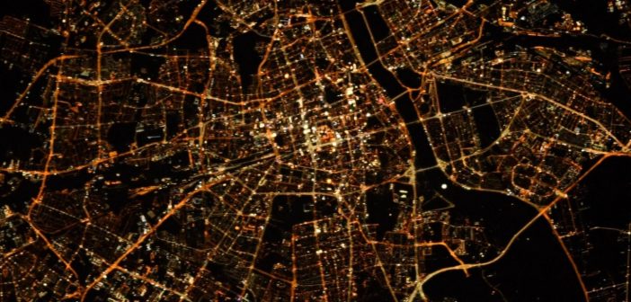 Wycinek nocnego zdjęcia Warszawy wykonanego z pokładu ISS przez Samathę Cristoforetti / Credits - ESA, Samatha Cristoforetti