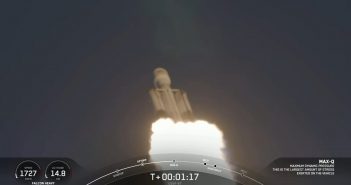 Falcon Heavy podczas fazy wznoszenia - praca pierwszego stopnia (USSF-67) / Credits - SpaceX