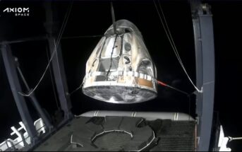 Podjęcie kapsuły "Freedom" po wodowaniu - koniec misji AX-2 / Credits - SpaceX
