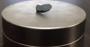 Zdjęcie lewitującej próbki LK-99 nad magnesem / Credits -Hyun-Tak Kim et al. (2023)