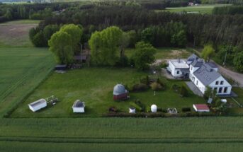 Widok na obserwatorium w Niedźwiadach / Credits - Piotr Wieczorek