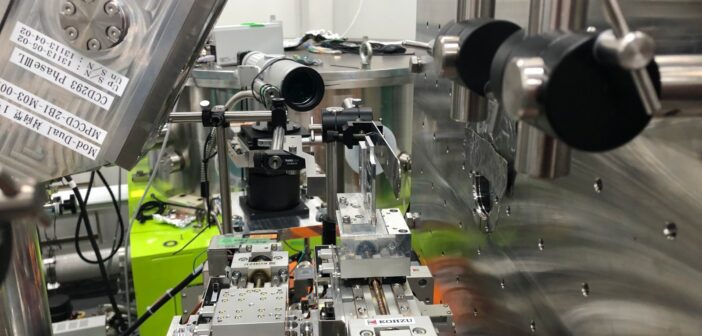 Stanowisko eksperymentalne w ośrodku SACLA, gdzie badano rozpraszanie ultrakrótkich impulsów rentgenowskich na próbkach krystalicznego krzemu. (Źródło: SACLA)