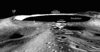 Spojrzenie na okolicę krateru Shackleton - SP oznacza biegun południowy Księżyca. 001 i 004 to proponowane miejsca realizacji misji Artemis 3 / Credits - ETHZ\LPI\Valentin T. Bickel i David A. Kring