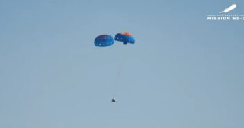 Lądowanie po misji NS-25 - widoczny jeden nieprawidłowo rozłożony spadochron / Credits - Blue Origin