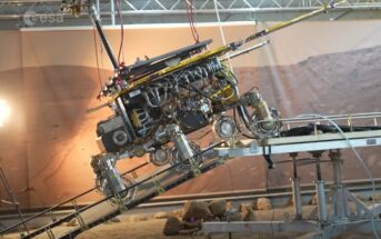 Zjazd jednej z wersji inżynieryjnych łazika ExoMars po rampie / Credits - ESA