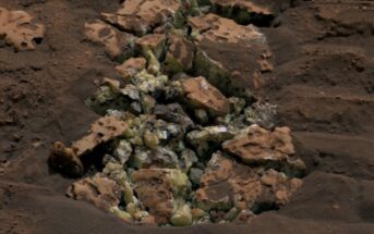 Rozłupany przez koło łazika MSL podłoże skalne z siarki / Credits - NASA/JPL-Caltech/MSSS