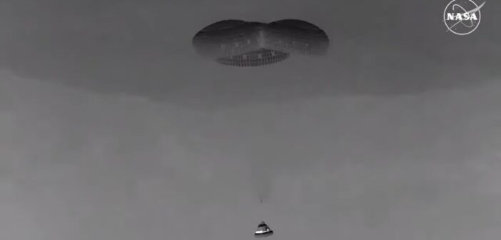 Kapsuła CST-100 Starliner wraca na Ziemię bez załogi - misja Boe-CFT / Credits - NASA TV