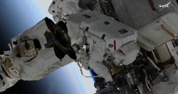 Początek spaceru EVA-92 / Credits - NASA
