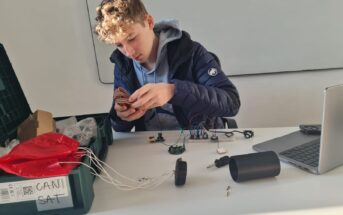 Michał z zespołu Astrosat przeprowadzający testy testy podzespołów elektroniki/ Credits - Astrosat