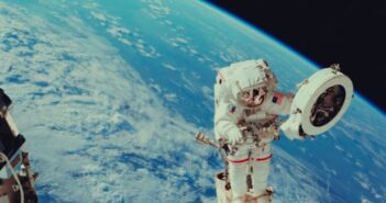 Astronauta podczas spaceru kosmicznego / Credits - NASA