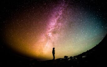 Spójrz w niebo / Credits - Free to use under the Unsplash License