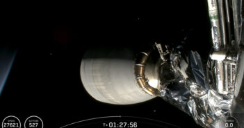 Misja Transporter-15 - w tle za dyszą drugiego stopnia widać uwolnione satelity (prawdopodobnie CubeSaty) / Credits - SpaceX