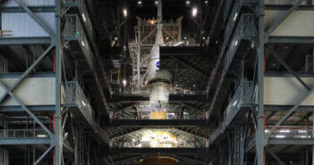 Końcowy etap instalacji MPCV Orion na szczycie SLS - zdjęcie z 18 października 2025 / Credits - NASA/Kim Shiflett