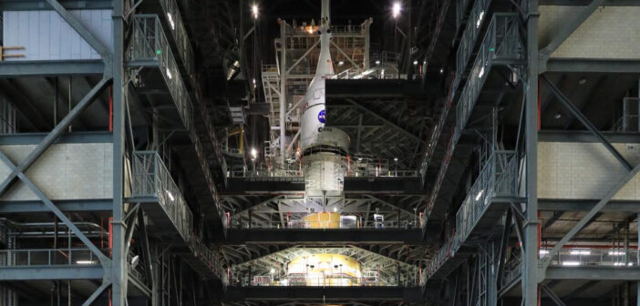 Końcowy etap instalacji MPCV Orion na szczycie SLS - zdjęcie z 18 października 2025 / Credits - NASA/Kim Shiflett