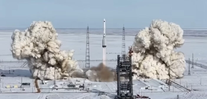 Start Protona z dwoma satelitami