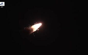 Tuż po anomalii w locie rakiety Vulcan - widoczne odpadające fragmenty dyszy rakiety pobocznej / Credits - ULA