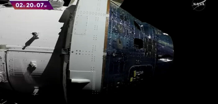 Spojrzenie na kapsułę Orion podczas misji Artemis 2, w drodze do Księżyca / Credits - NASA