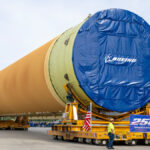 "Górne cztery piąte" pierwszego stopnia SLS do misji Artemis III przed instalacją na barce, która przetransportuje ten stopień do ośrodka KSC na Florydzie / Credits - Boeing