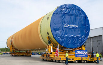 "Górne cztery piąte" pierwszego stopnia SLS do misji Artemis III przed instalacją na barce, która przetransportuje ten stopień do ośrodka KSC na Florydzie / Credits - Boeing