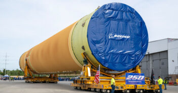 "Górne cztery piąte" pierwszego stopnia SLS do misji Artemis III przed instalacją na barce, która przetransportuje ten stopień do ośrodka KSC na Florydzie / Credits - Boeing