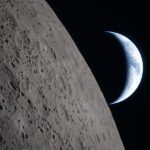 Zachód Ziemi nad oświetloną częścią Księżyca - Artemis II / Credits - NASA