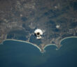 Misja AX-4 - kapsuła Dragon (z polskim astronautą) zbliża się do ISS - 26 czerwca 2025 / Credits - NASA