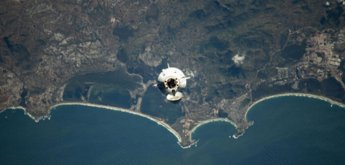 Misja AX-4 - kapsuła Dragon (z polskim astronautą) zbliża się do ISS - 26 czerwca 2025 / Credits - NASA