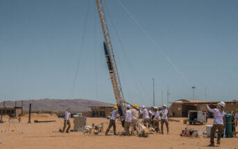 Ustawianie rakiety MORA I na wyrzutni / Credits - PUT RocketLab