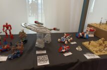 Fragment wystawy Lego w sekcji Akwarium. Na zdjęciu widać, między innymi, USS Enterpirse, śluzowy pojazd transportowy, szybki pojazd zwiadowczy oraz fragment sceny pierwszego spotkania Luke'a Skywalkera i Obi-Wan Kenobiego (źródło zdjęcia: Zuzanna Patkowska, właściciel kolekcji: Dreamweb).