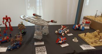 Fragment wystawy Lego w sekcji Akwarium. Na zdjęciu widać, między innymi, USS Enterpirse, śluzowy pojazd transportowy, szybki pojazd zwiadowczy oraz fragment sceny pierwszego spotkania Luke'a Skywalkera i Obi-Wan Kenobiego (źródło: Zuzanna Patkowska).