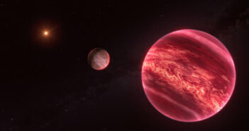 Wizja artystyczna czerwonego karła CD-35 2722 (w tle) oraz brązowego karła CD-35 2722 b i jego gazowego "księżyca" / Credits - ESO/M. Kornmesser