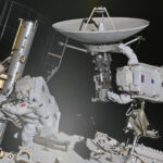 Prace podczas EVA-98 / Credits - NASA